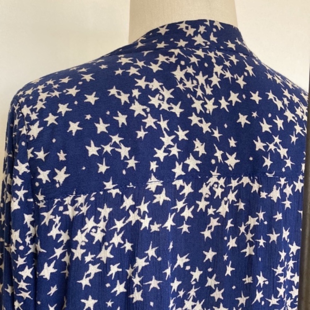 H&M L.O.G.G. stars print, viscose crinkle fabric,  button down top, navy blue, 4 - Picture 7 of 10